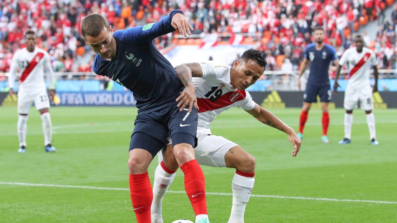Frankreichs Antoine Griezmann (l) und der Peruaner Yoshimar Yotun kämpfen um den Ball.