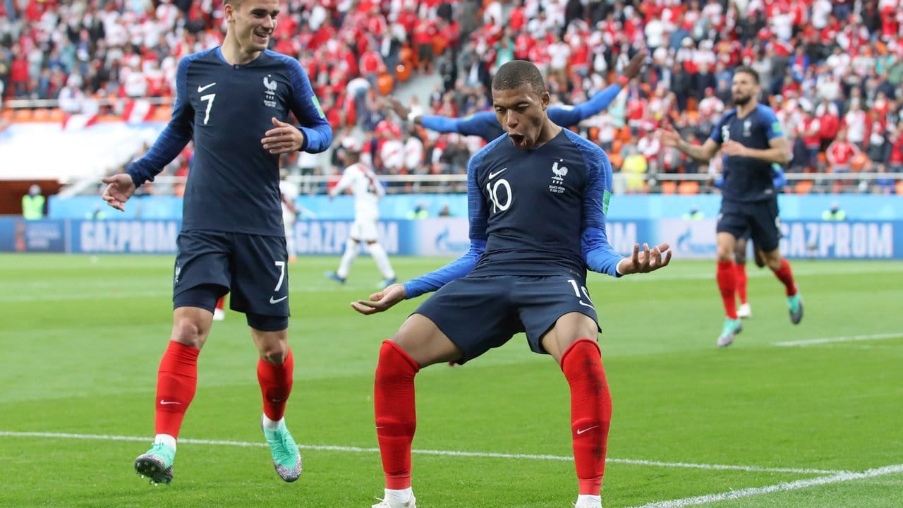 Torschütze Kylian Mbappé aus (r) feiert mit Antoine Griezmann (l) seinen Treffer zum 1:0 gegen Peru.