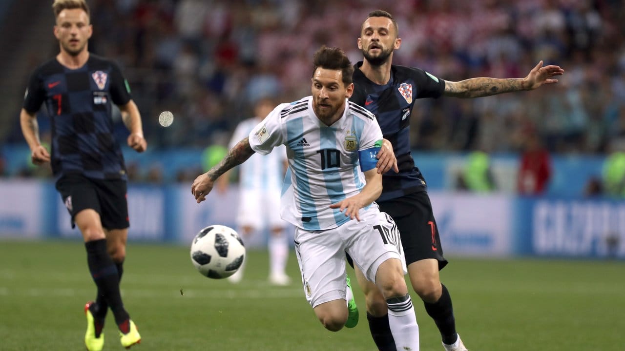 Eine der wenigen Szenen in denen sich Argentiniens Stürmerstar Lionel Messi (M) gegen die gut aufgestellten Kroaten durchsetzen kann.