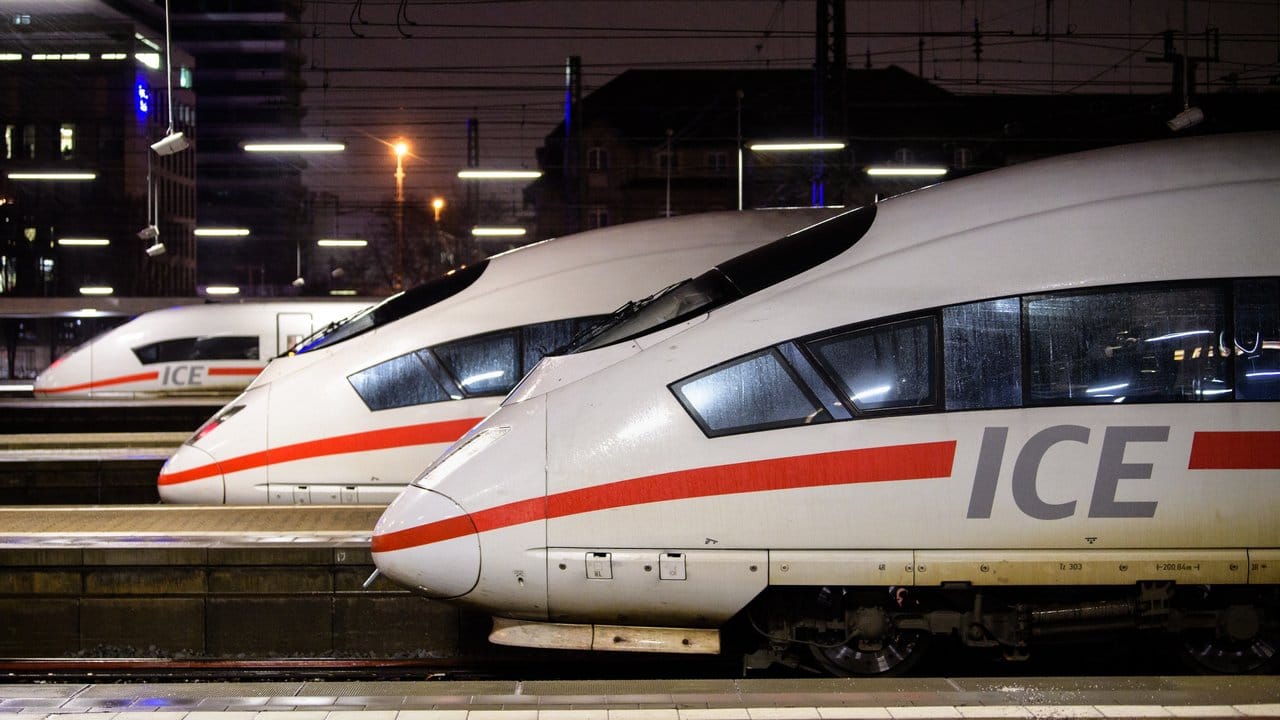 Stillstand wegen Sturm: Geparkte ICE-Züge im Münchener Hauptbahnhof im Januar 2018. Stillstand wegen Sturm: Geparkte ICE-Züge im Münchener Hauptbahnhof im Januar 2018.
