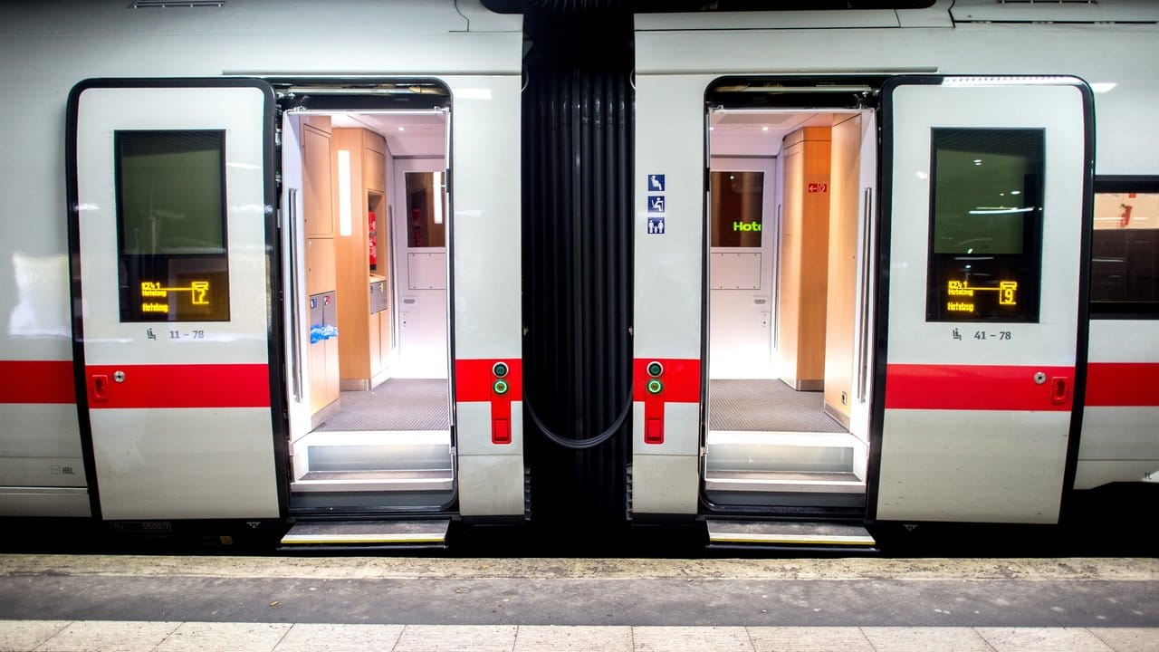 Hotelzug in Hannover: Nach dem kompletten Zusammenbruch des Bahnverkehrs im Januar waren reguläre Hotels schnell ausgebucht. Hotelzug in Hannover: Nach dem kompletten Zusammenbruch des Bahnverkehrs im Januar waren reguläre Hotels schnell ausgebucht.