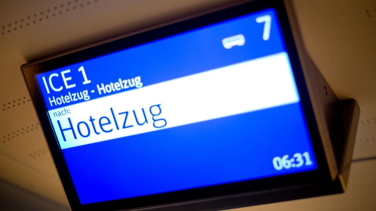 Letzte Übernachtungsmöglichkeit: Nachdem Sturmtief "Friederike" im Januar den Bahnverkehr lahmgelegt hatte, stellte die Bahn "Hotelzüge" in vielen Bahnhöfen bereit. Letzte Übernachtungsmöglichkeit: Nachdem Sturmtief "Friederike" im Januar den Bahnverkehr lahmgelegt hatte, stellte die Bahn "Hotelzüge" in vielen Bahnhöfen bereit.
