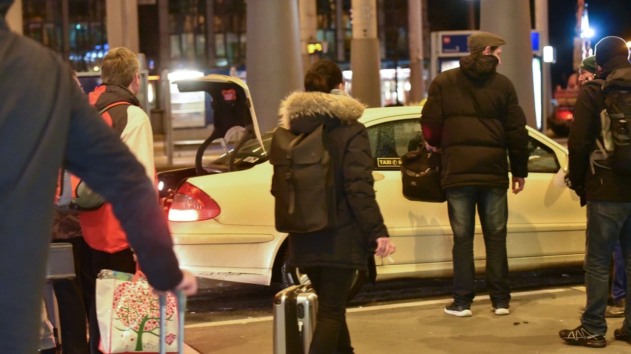 Bei stürmischem Wetter helfen nur noch Taxis: Bahnpassagiere im Januar 2018 vor dem Bahnhof Kassel-Wilhelmshöhe. Bei stürmischem Wetter helfen nur noch Taxis: Bahnpassagiere im Januar 2018 vor dem Bahnhof Kassel-Wilhelmshöhe.