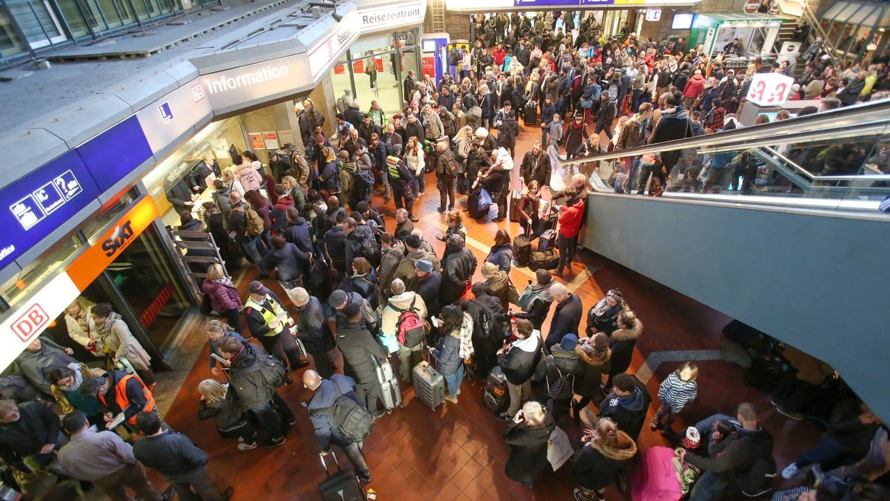 Viele Fragen, kaum Antworten: Gestrandete Reisende belagern Ende Oktober 2017 die Informationsschalter der Bahn im Hamburger Hauptbahnhof. Viele Fragen, kaum Antworten: Gestrandete Reisende belagern Ende Oktober 2017 die Informationsschalter der Bahn im Hamburger Hauptbahnhof.
