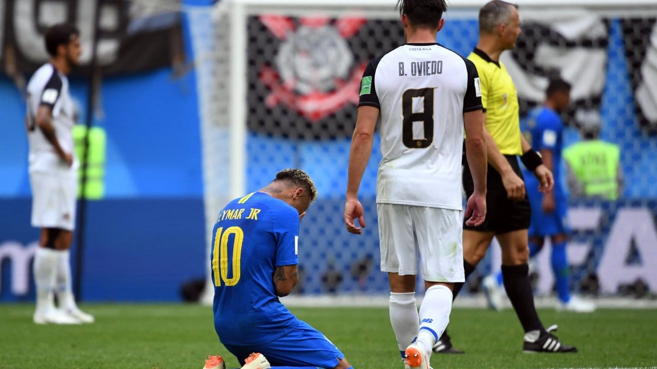 Neymar kniet nach dem Sieg über Costa Rica auf dem Rasen und lässt seinen Gefühlen freien Lauf.