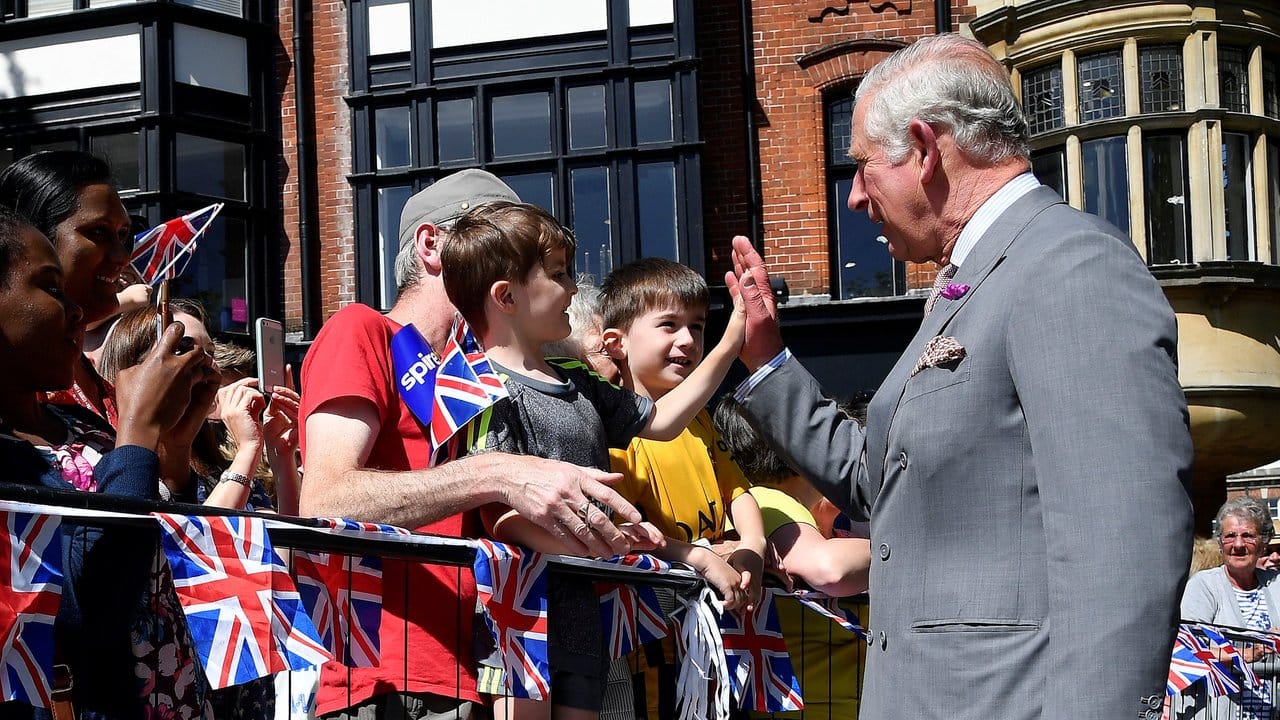 Der britische Prinz Charles begrüßt Schaulustige bei seinem Besuch der britischen Stadt Salisbury.
