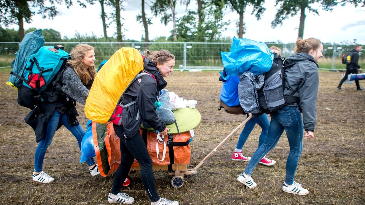 Aufmarsch: Eine Gruppe junger Frauen kommt mit einem Bollerwagen am Zeltplatz des Hurricane Festivals an.