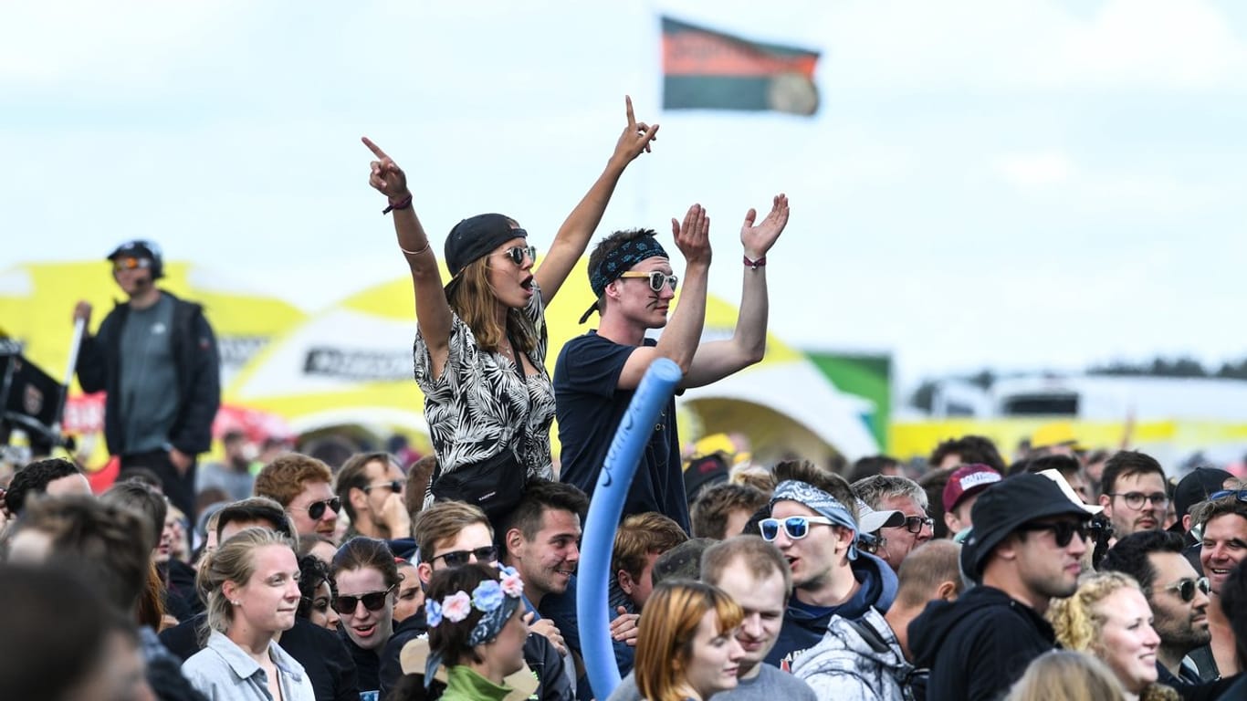 Festivalbesucher stehen in der Menge: Festivalmusik ist für die Ohren besser als ein Clubbesuch.