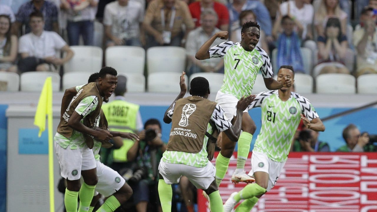 Die Nigerianer feiern das Tor zum 1:0 gegen Island durch Ahmed Musa (2.