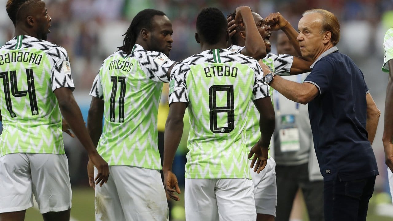 Nigerias deutscher Trainer Gernot Rohr (r) freut sich mit seinen Spielern über den Treffer zum 1:0.