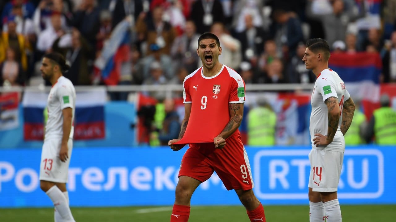 Serbiens Aleksandar Mitrovic (M) jubelt vor gefrusteten Schweizern über seinen Treffer zum 1:0. Serbiens Aleksandar Mitrovic (M) jubelt vor gefrusteten Schweizern über seinen Treffer zum 1:0.
