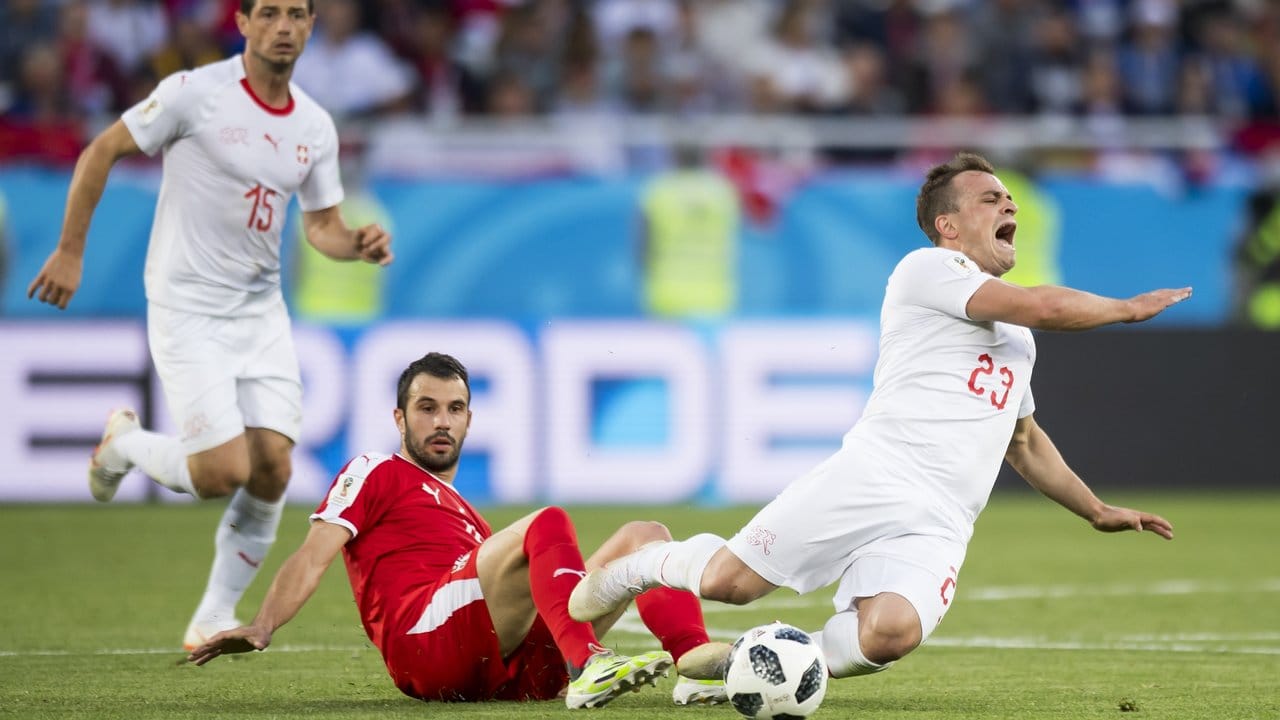 Der Schweizer Xherdan Shaqiri (r) wird von dem Serben Luka Milivojevic (M) gefoult. Der Schweizer Xherdan Shaqiri (r) wird von dem Serben Luka Milivojevic (M) gefoult.