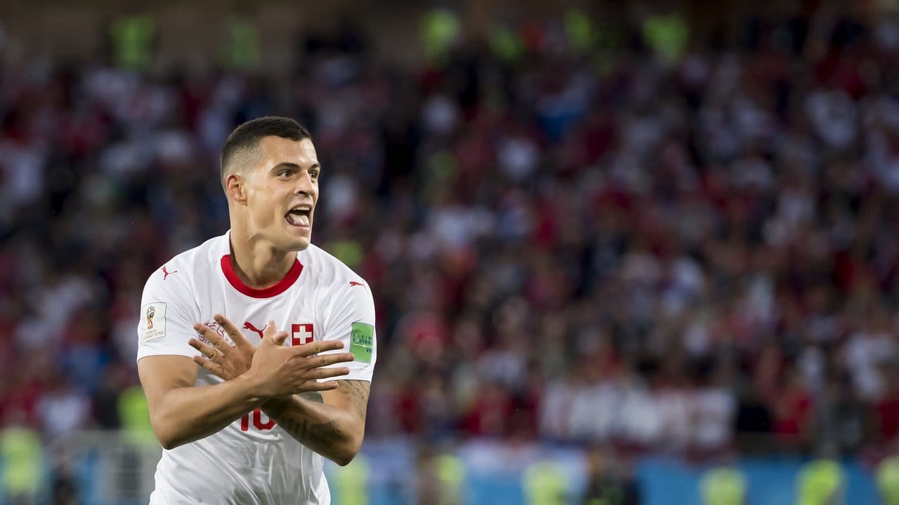 Der Schweizer Granit Xhaka jubelt über sein Tor zum 1:1-Ausgleich. Der Schweizer Granit Xhaka jubelt über sein Tor zum 1:1-Ausgleich.