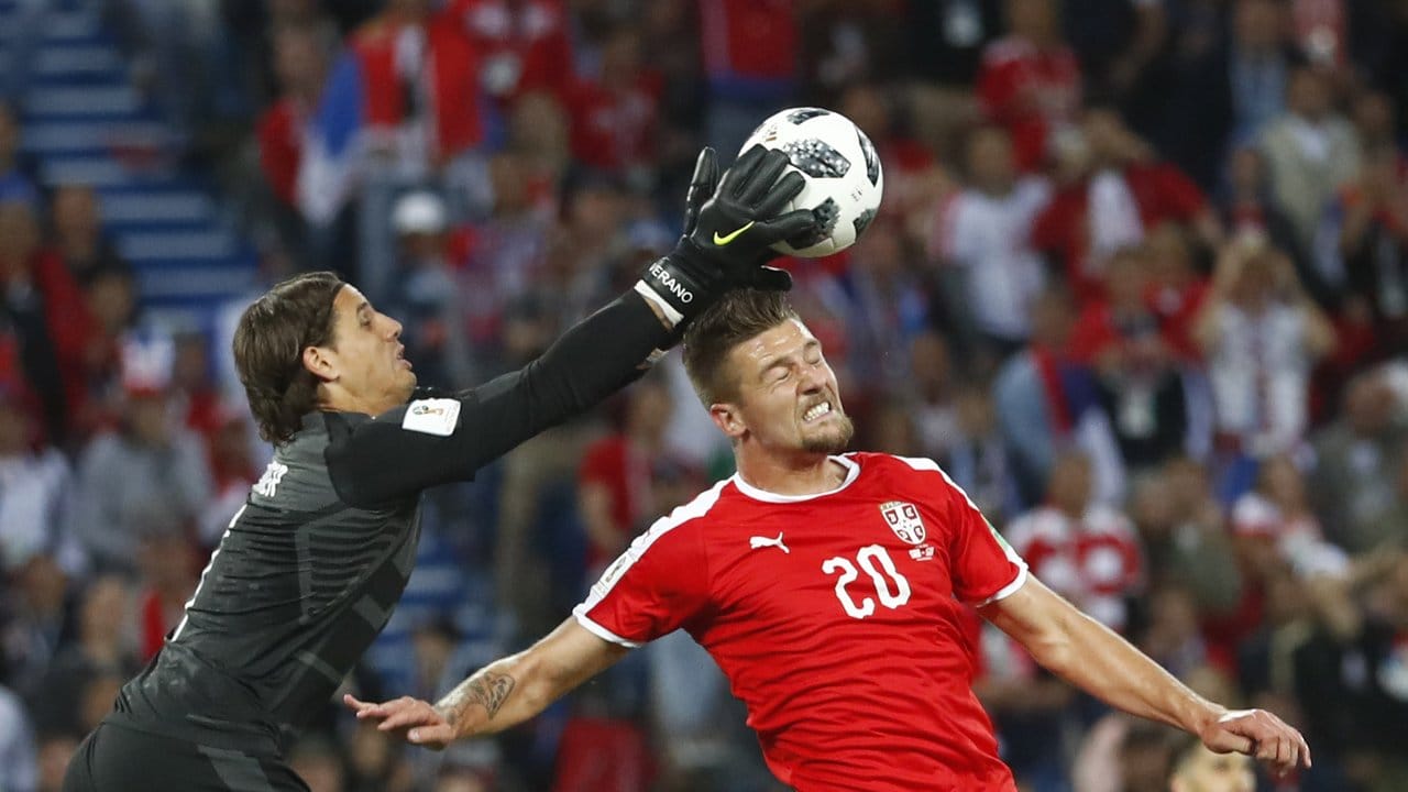 Der Schweizer Torwart Yann Sommer (l) fängt den Ball vor Serbiens Sergej Milinkovic-Savic. Der Schweizer Torwart Yann Sommer (l) fängt den Ball vor Serbiens Sergej Milinkovic-Savic.