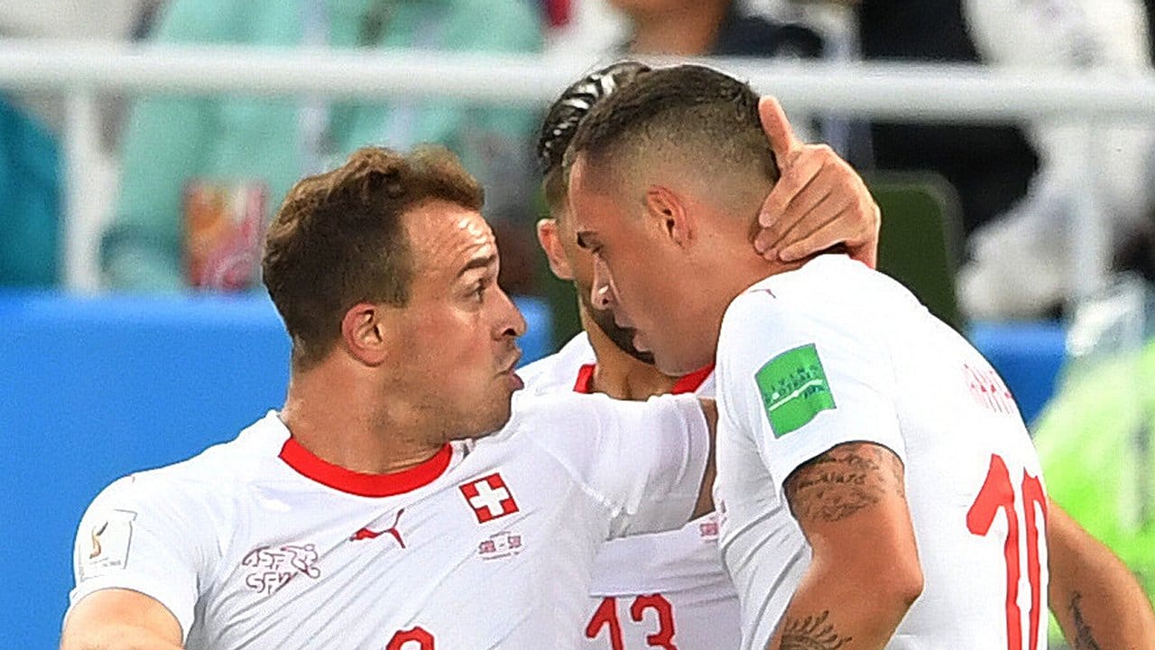 Granit Xhaka (r) und Xherdan Shaqiri, die beiden Schweizer mit albanischer Abstammung, haben die Tore zum 2:1-Sieg über Serbien erzielt. Granit Xhaka (r) und Xherdan Shaqiri, die beiden Schweizer mit albanischer Abstammung, haben die Tore zum 2:1-Sieg über Serbien erzielt.
