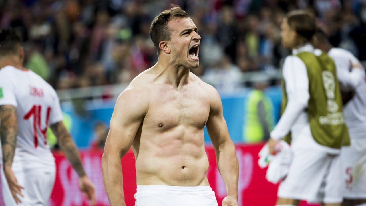 Der Schweizer Xherdan Shaqiri jubelt mit freiem Oberkörper über sein Tor zum 2:1-Endstand, und erhält dafür gelb. Der Schweizer Xherdan Shaqiri jubelt mit freiem Oberkörper über sein Tor zum 2:1-Endstand, und erhält dafür gelb.