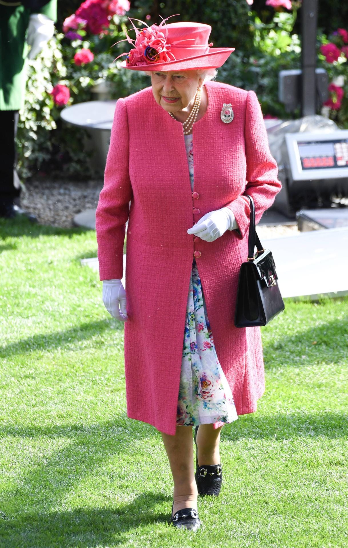 Immer farbenfroh unterwegs: Queen Elizabeth II. setzt auf knallige Akzente.