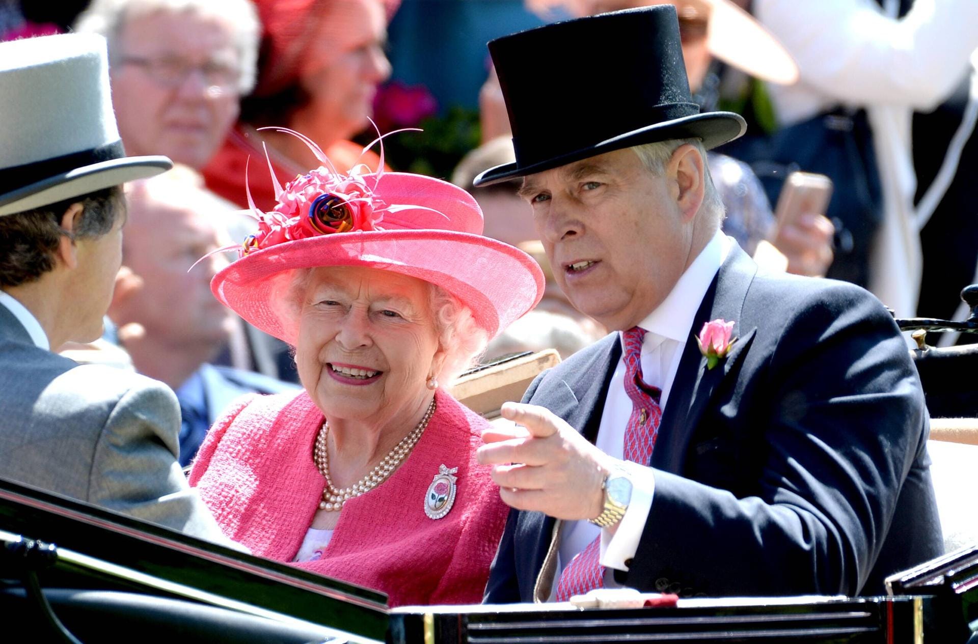 Pretty in Pink: Queen Elizabeth II. fährt mit Sohn Prinz Andrew in der Kutsche.