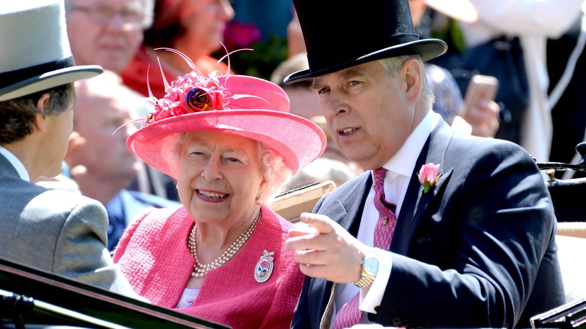 Pretty in Pink: Queen Elizabeth II. fährt mit Sohn Prinz Andrew in der Kutsche.