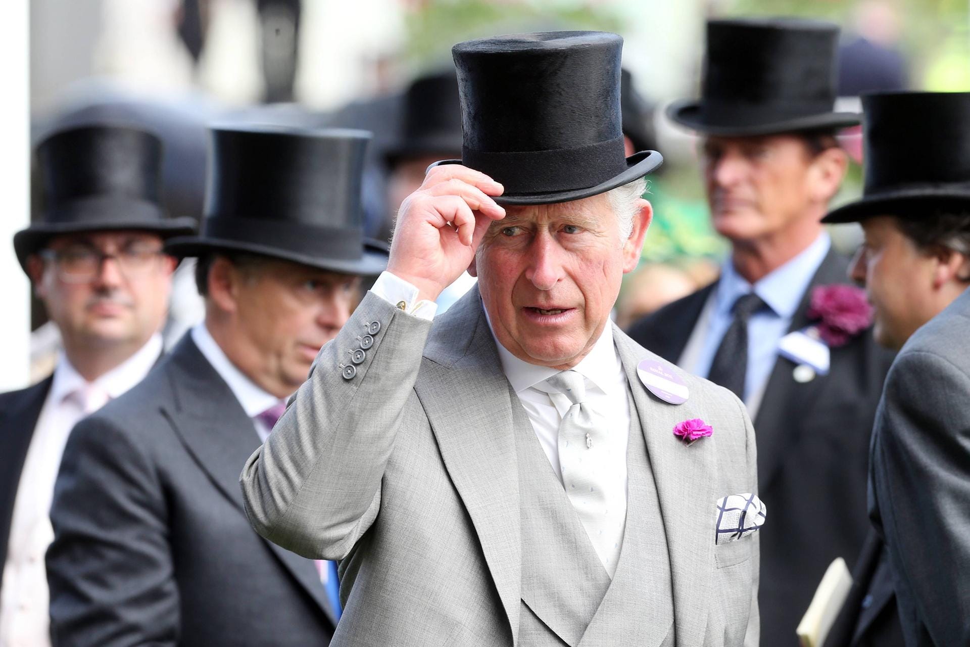 Hut steht ihm gut: Prinz Charles hat sich für seinen Besuch richtig rausgeputzt.