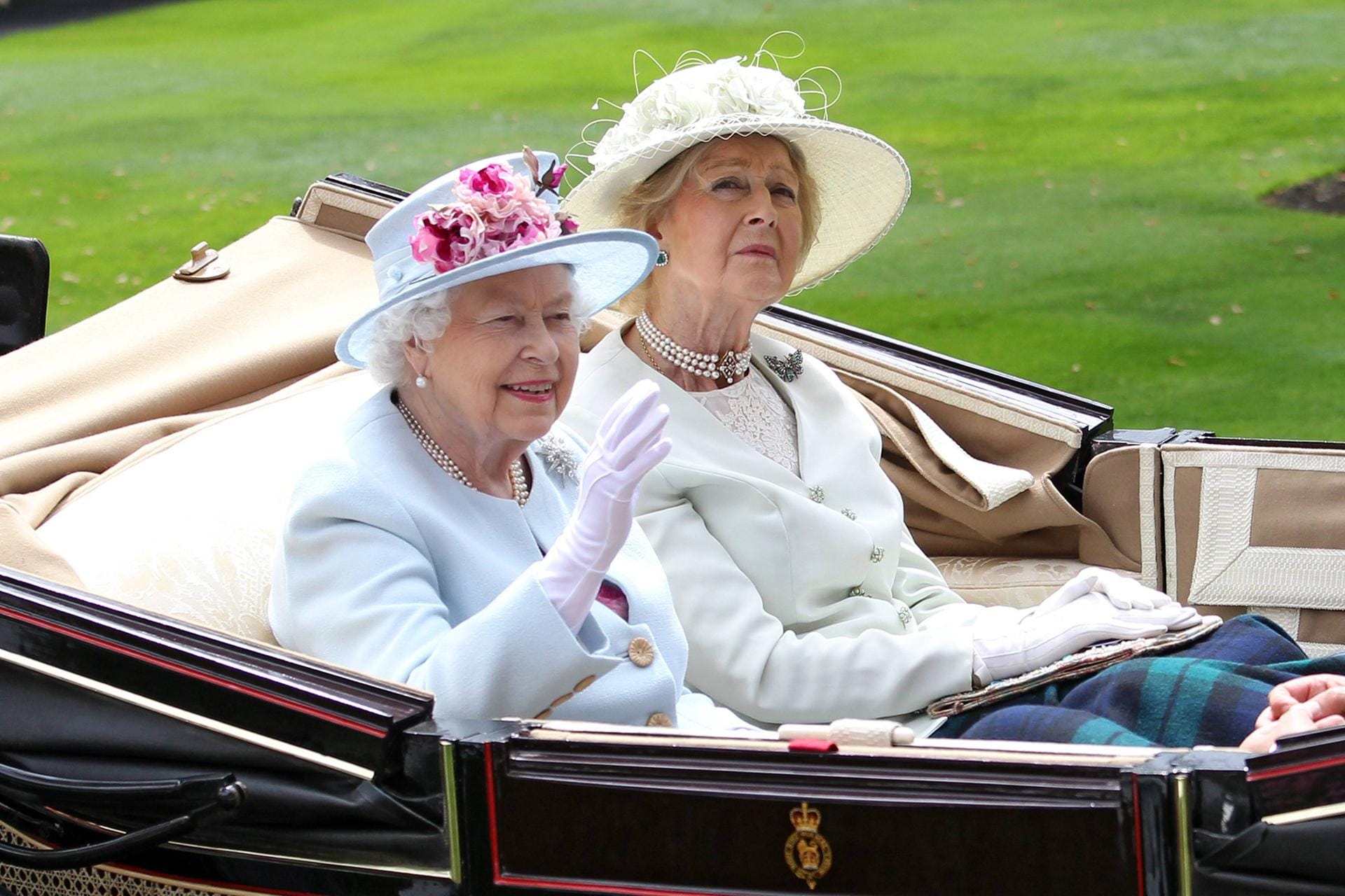 Neuer Tag, neue Begleitung: Am 20. Juni fuhr die Queen gemeinsam mit Prinzessin Alexandra durch Ascot.