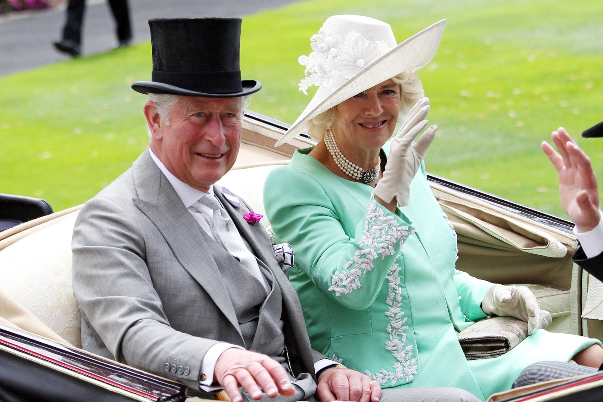 Auch diese Zwei dürfen nicht fehlen: Prinz Charles kam in Grau, seine Camilla wählte ein Kostüm in Mint.