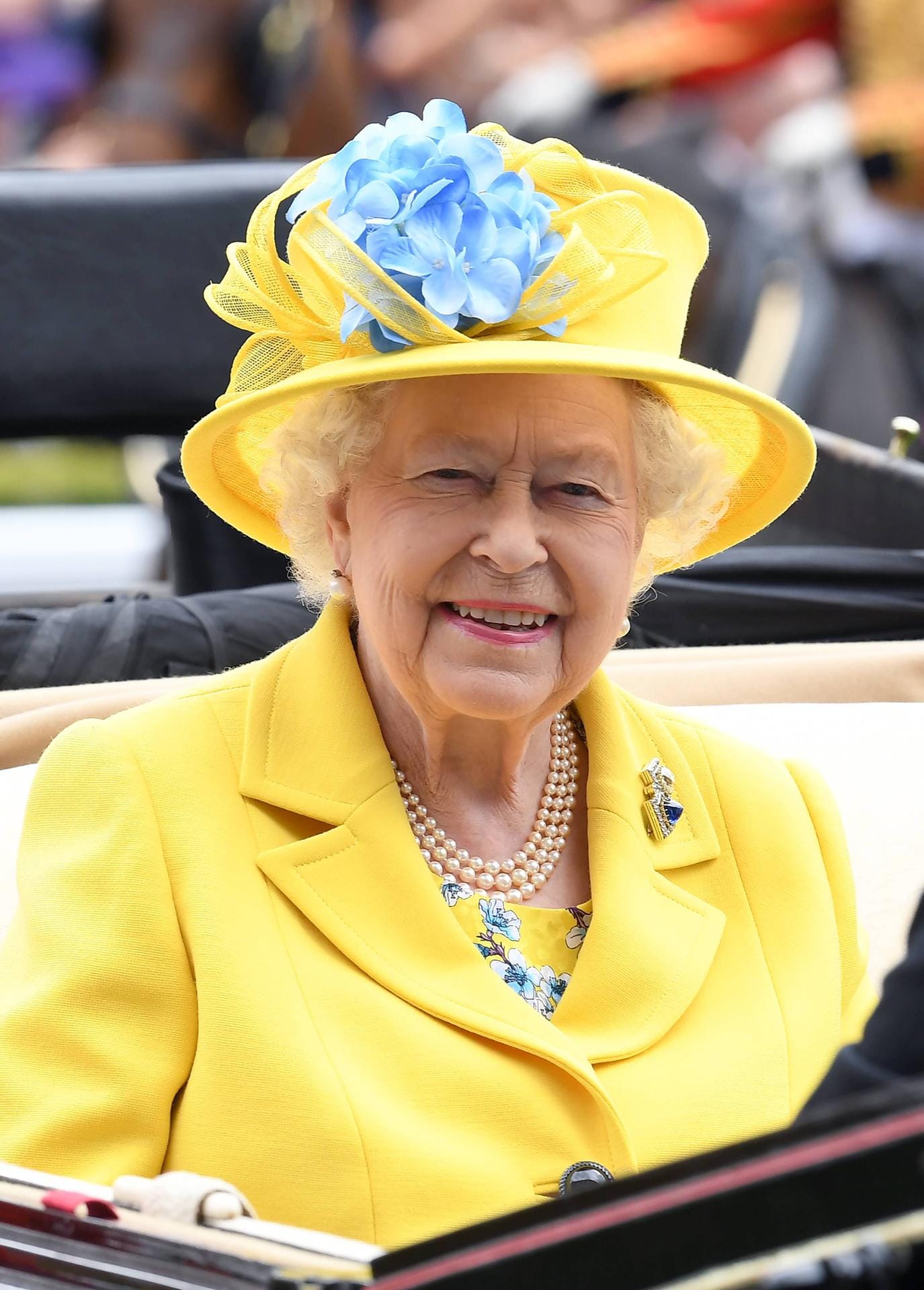 Ohne Farben geht nichts: Den Eröffnungstag in Ascot zelebrierte Queen Elizabeth II. in einem sonnigen Gelb.