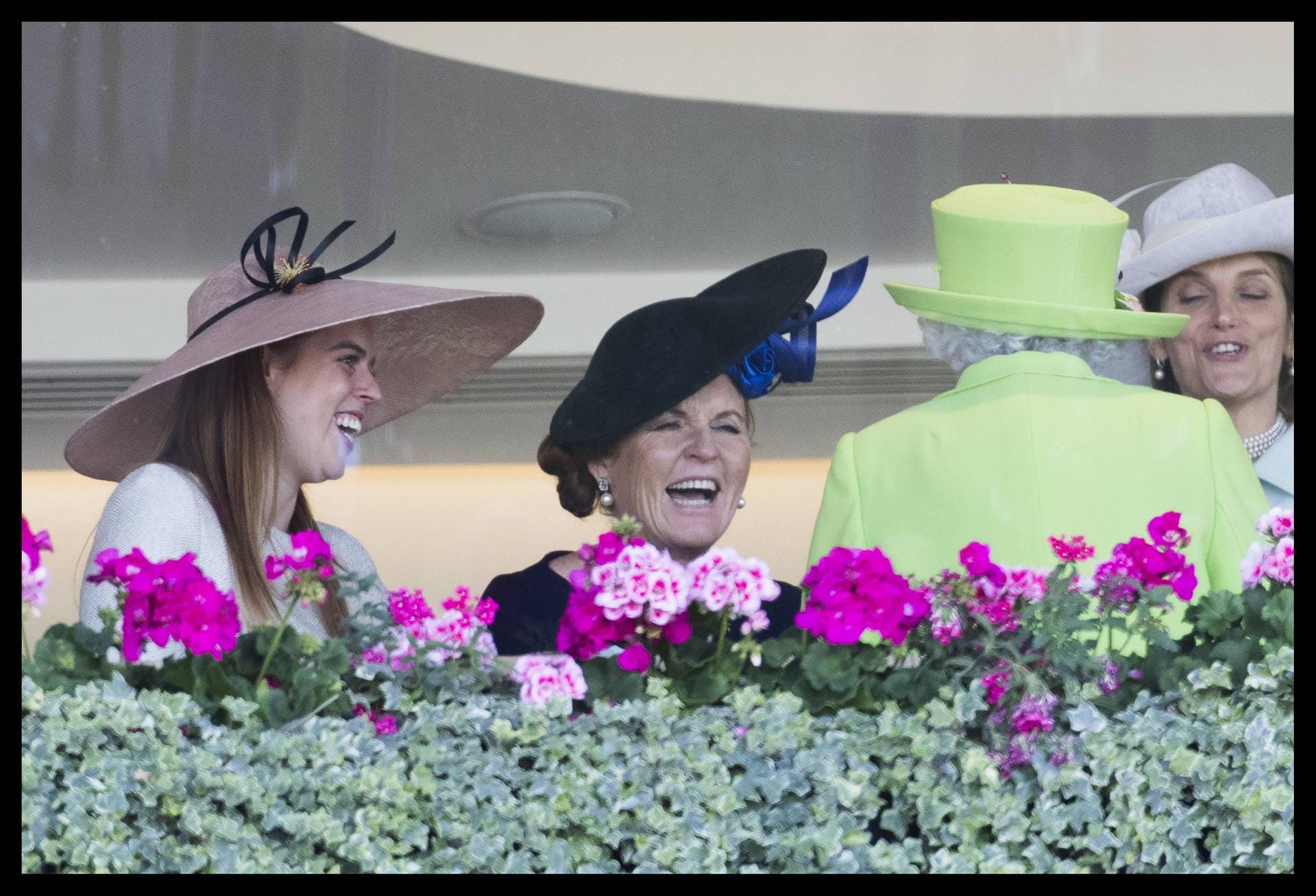Hier gab's viel zu lachen: Prinzessin Beatrice, Sarah "Fergie" Ferguson und die Queen amüsieren sich prächtig.