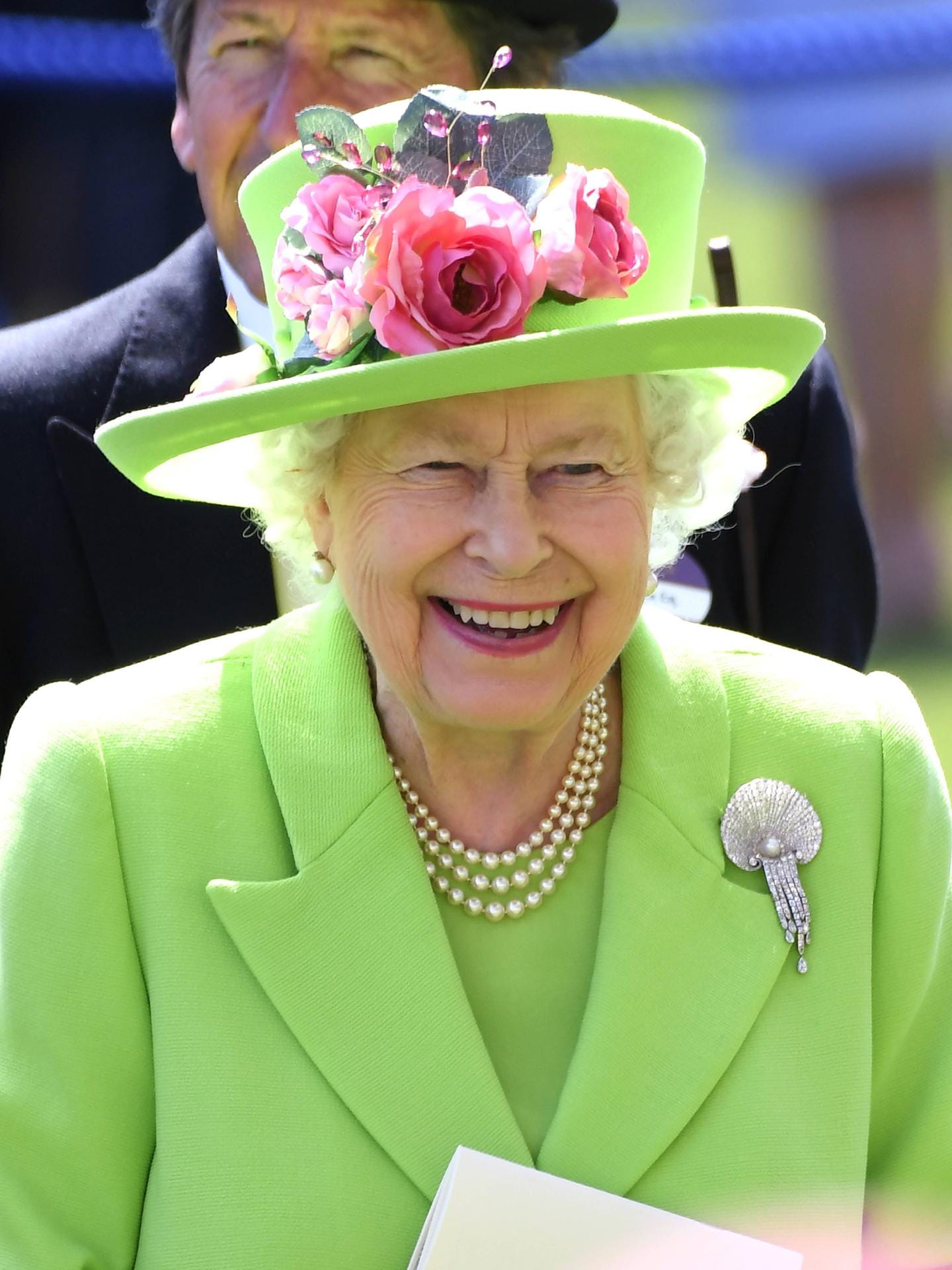 Grün mag sie gerne: In Ascot zeigte sich Queen Elizabeth bei einem ihrer vielen Besuche in Froschgrün. Eine Farbe, die sie auch schon bei einem Treffen mit Herzogin Meghan wählte.