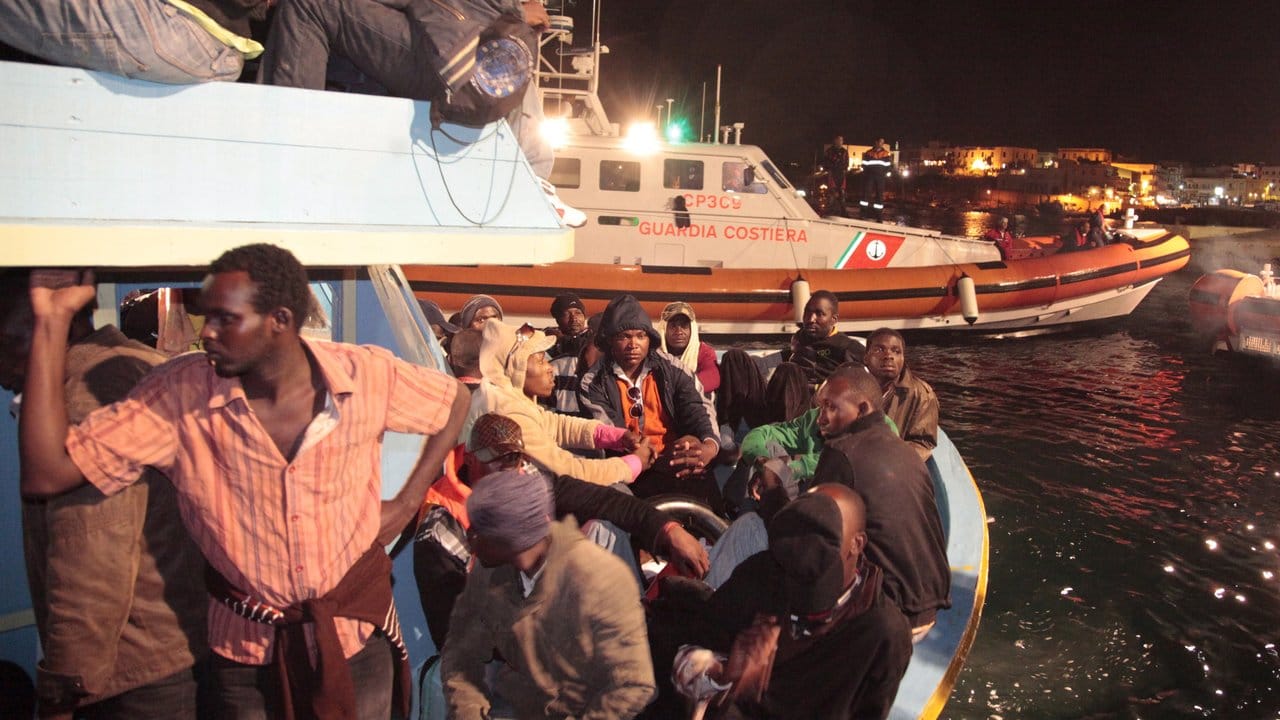 Ankunft auf Lampedusa: Die kleine italienische Insel erlebte in den vergangenen Jahren immer wieder einen Ansturm von Bootsflüchtlingen, der sie überforderte.