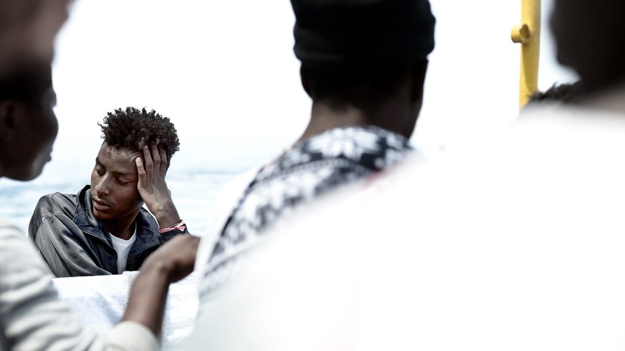 Und jetzt? Flüchtlinge auf dem Schiff "Aquarius", das von SOS Mediterranee und Ärzte ohne Grenzen betrieben wird und in Italien nicht anlegen durfte.