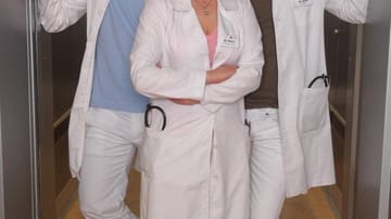 Dreiergespann: Diana Amft (m.) alias Dr. Gretchen Haase hatte Probleme, sich zwischen Dr. Meier (l.) und Dr. Kaan (r.) zu entscheiden.
