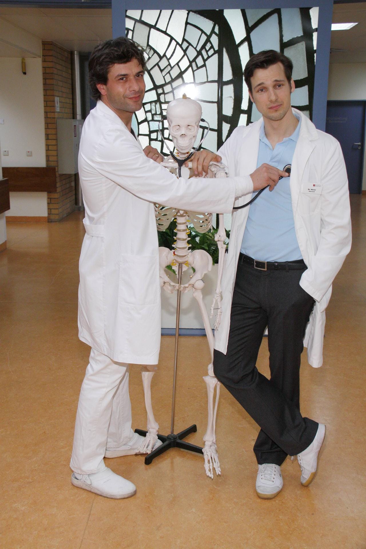 Duell unter Männern: Kai Schumann alias Dr. Meedi Kaan und Florian David Fitz in seiner Rolle als Dr. Marc Meier kämpfen um das Herz von Gretchen.