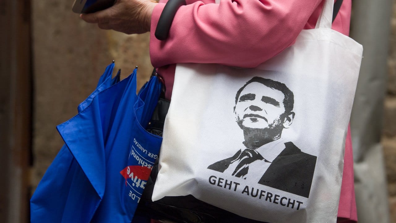 Fanartikel: Eine Teilnehmerin kommt mit einem Beutel mit dem Portät von Björn Höcke zum Treffen des rechtsnationalen "Flügels" der AfD. Fanartikel: Eine Teilnehmerin kommt mit einem Beutel mit dem Portät von Björn Höcke zum Treffen des rechtsnationalen "Flügels" der AfD.