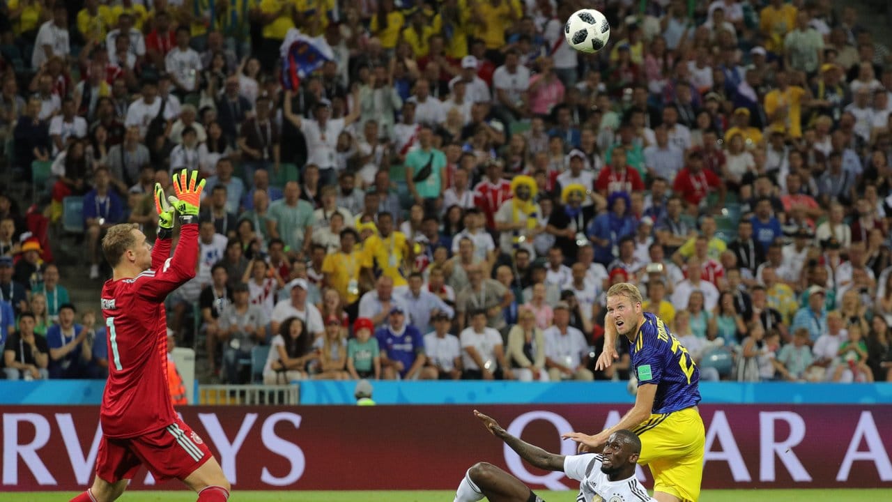 Ola Toivonen (r) erzielt gegen Antonio Rüdiger (M) und den chancenlosen Manuel Neuer das Tor zum 1:0 für Schweden.