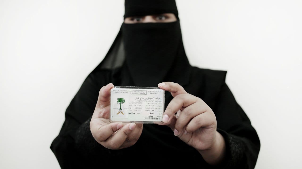 Mabkhoutah al-Mari zeigt in der Fahrschule der Princess Nora University ihren neuen Führerschein.