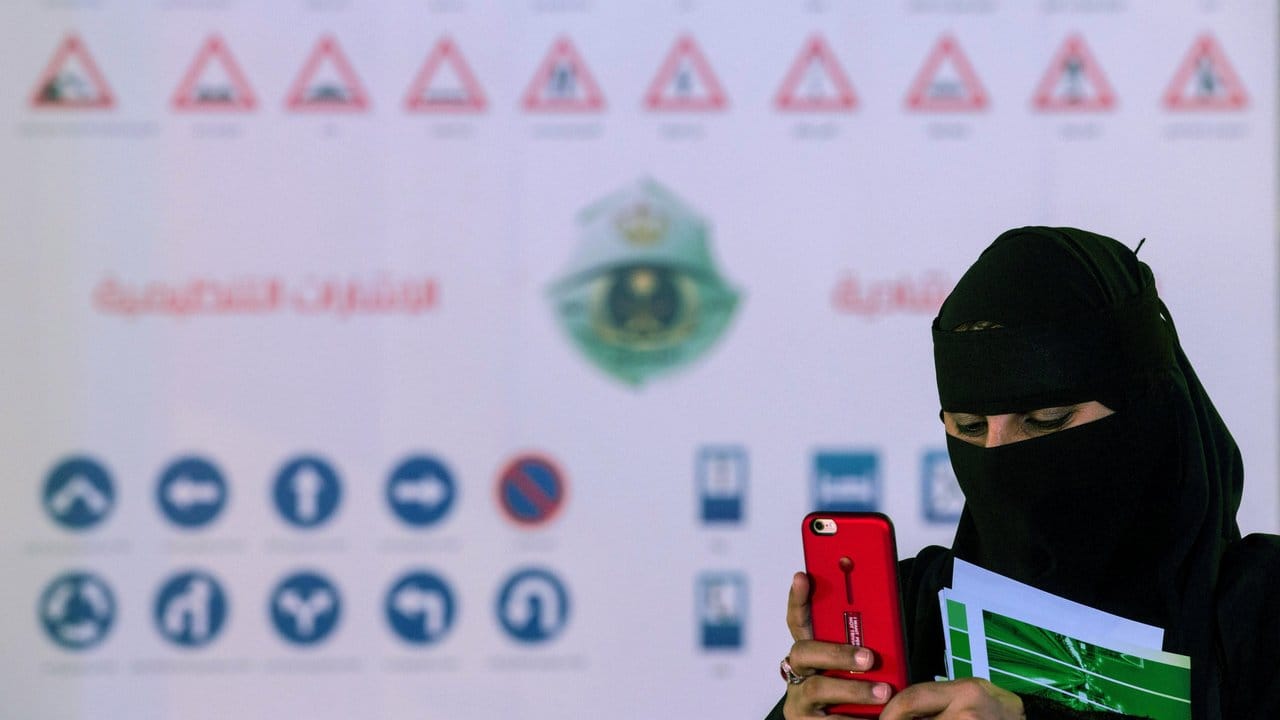 In der Fahrschule: Erstmals in der Geschichte Saudi-Arabiens dürfen Frauen in dem islamisch-konservativen Königreich ans Steuer.