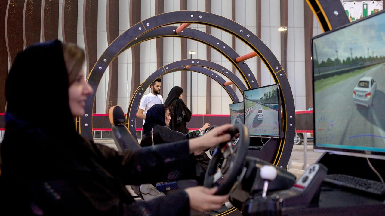 Manche saudische Frauen bereiteten sich in Simulatoren zusätzlich auf den Straßenverkehr vor.