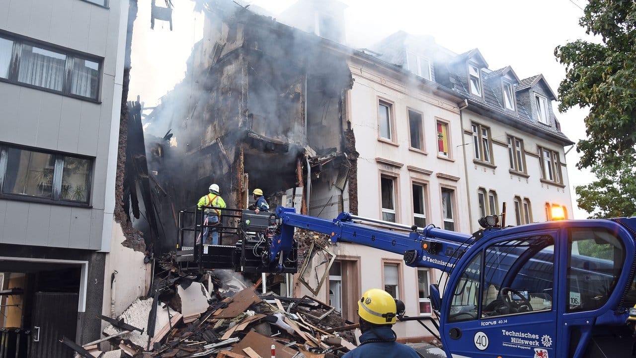 Das Technische Hilfswerk sichert die Reste des explodierten Wuppertaler Wohnhauses. Das Technische Hilfswerk sichert die Reste des explodierten Wuppertaler Wohnhauses.
