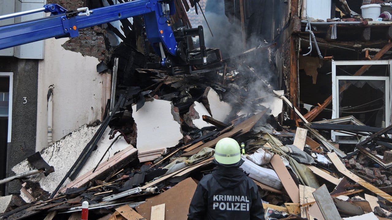 Ein Kriminalbeamter vor der Ruine des Hauses, in dem es in der Nacht eine Explosion gegeben hatte. Ein Kriminalbeamter vor der Ruine des Hauses, in dem es in der Nacht eine Explosion gegeben hatte.