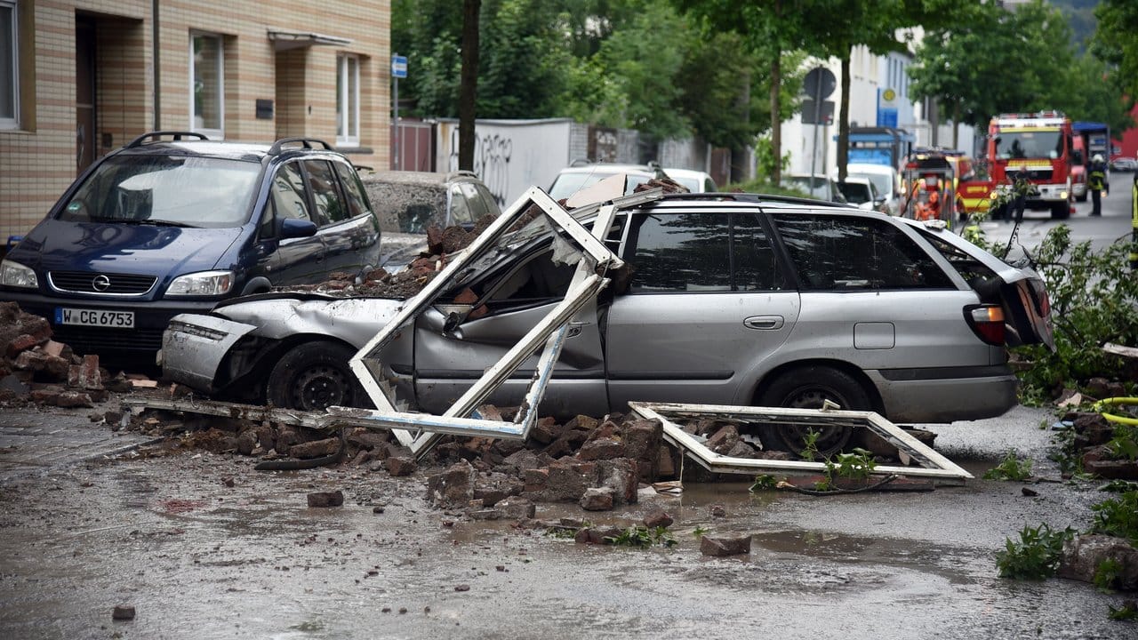 Die Trümmer des Hauses zerstörten auch geparkte Autos. Die Trümmer des Hauses zerstörten auch geparkte Autos.