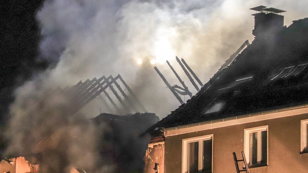 Nach der Explosion steigt dichter Rauch aus dem eingestürzten Wohnhaus. Nach der Explosion steigt dichter Rauch aus dem eingestürzten Wohnhaus.