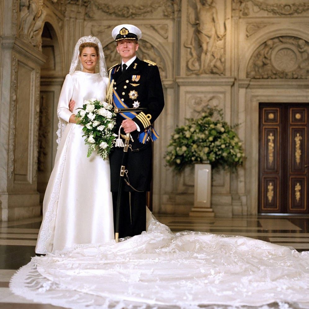 Königin Máxima und König Willem-Alexander: Auf einer Party in Sevilla 1999 funkte es zwischen dem Niederländer und der Argentinierin. Am 2. Februar 2002 heiratet das Paar in Amsterdam.