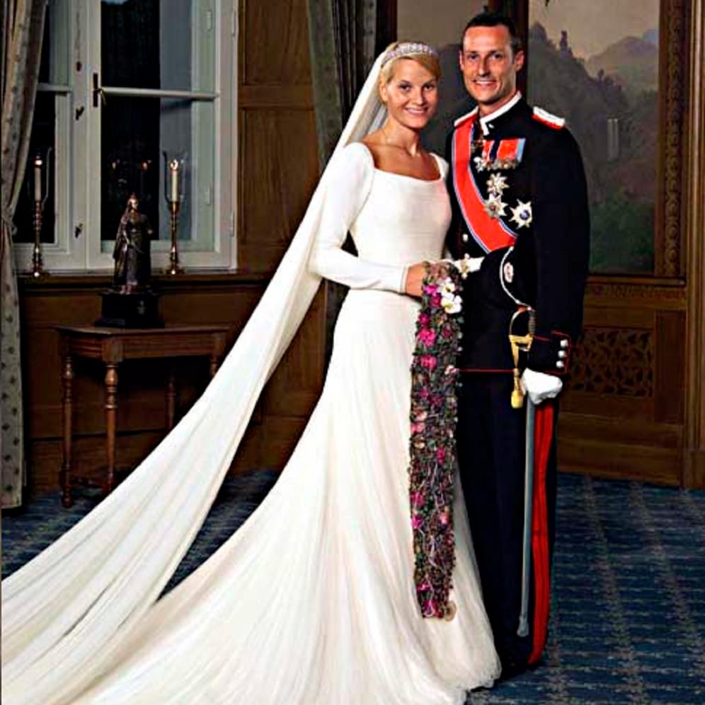 Kronprinzessin Mette-Marit und Kronprinz Haakon: Ende der Neunziger verliebt sich Haakon von Norwegen in die alleinerziehende Mutter. Am 25. August 2001 schworen sich der Royal und die Bürgerliche mit der skandalösen Vergangenheit die ewige Treue.