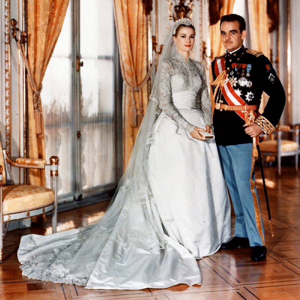 Grace Kelly und Prinz Rainier III.: Mit 25 Jahren verliebte sich die amerikanische Schauspielerin in den monegassischen Fürsten. Ein Jahr später, am 18. April 1956 heiratete das Paar.
