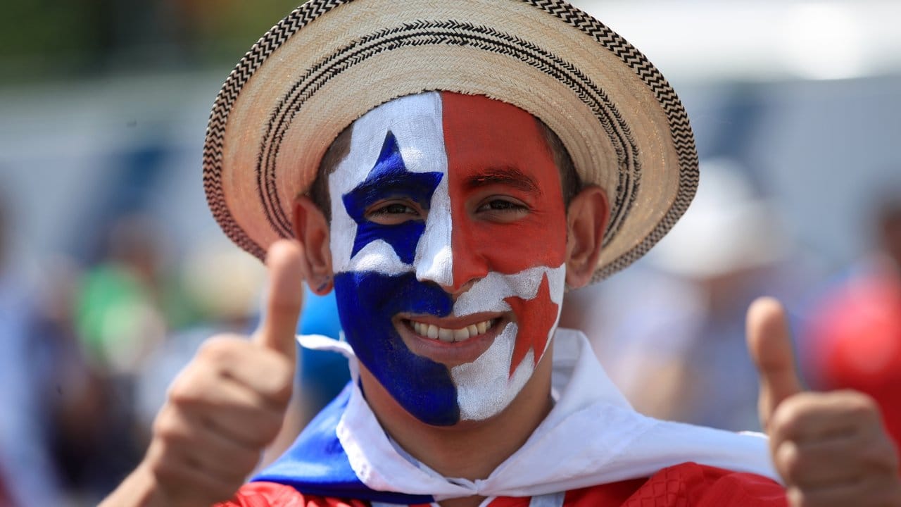 Ein Fan von Panama hat vor Spielbeginn vor dem Stadion noch gut lachen.