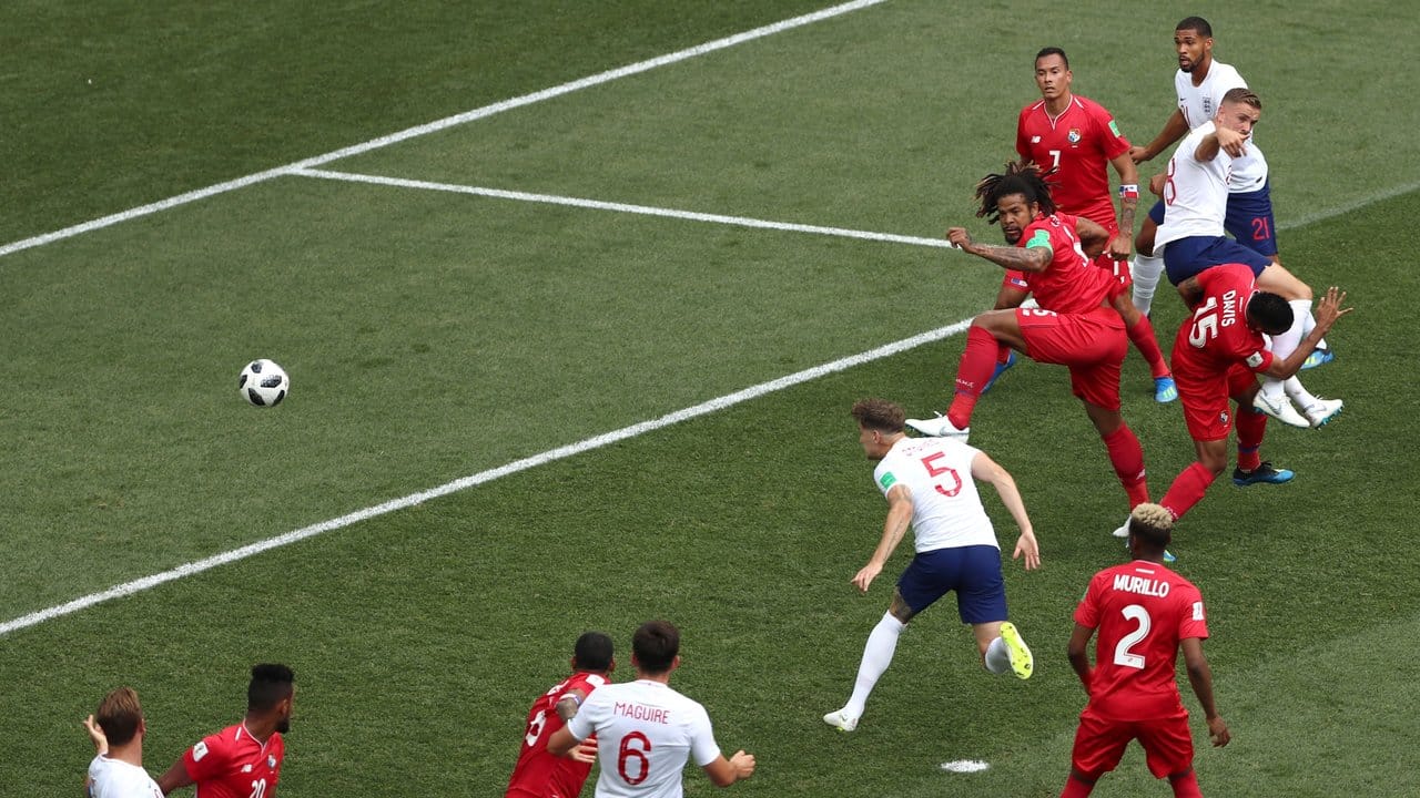 Englands John Stones (M) trifft per Kopfball zum 1:0 gegen Panama.