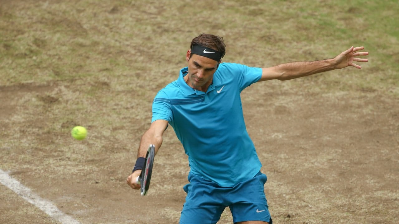 Roger Federer returniert einen Ball seines Finalgegners.