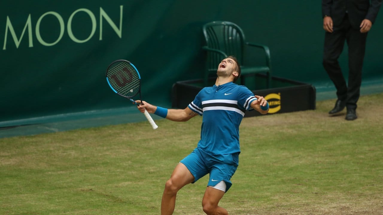 Der Kroate Borna Coric feiert seinen Sieg über Favorti Roger Federer.