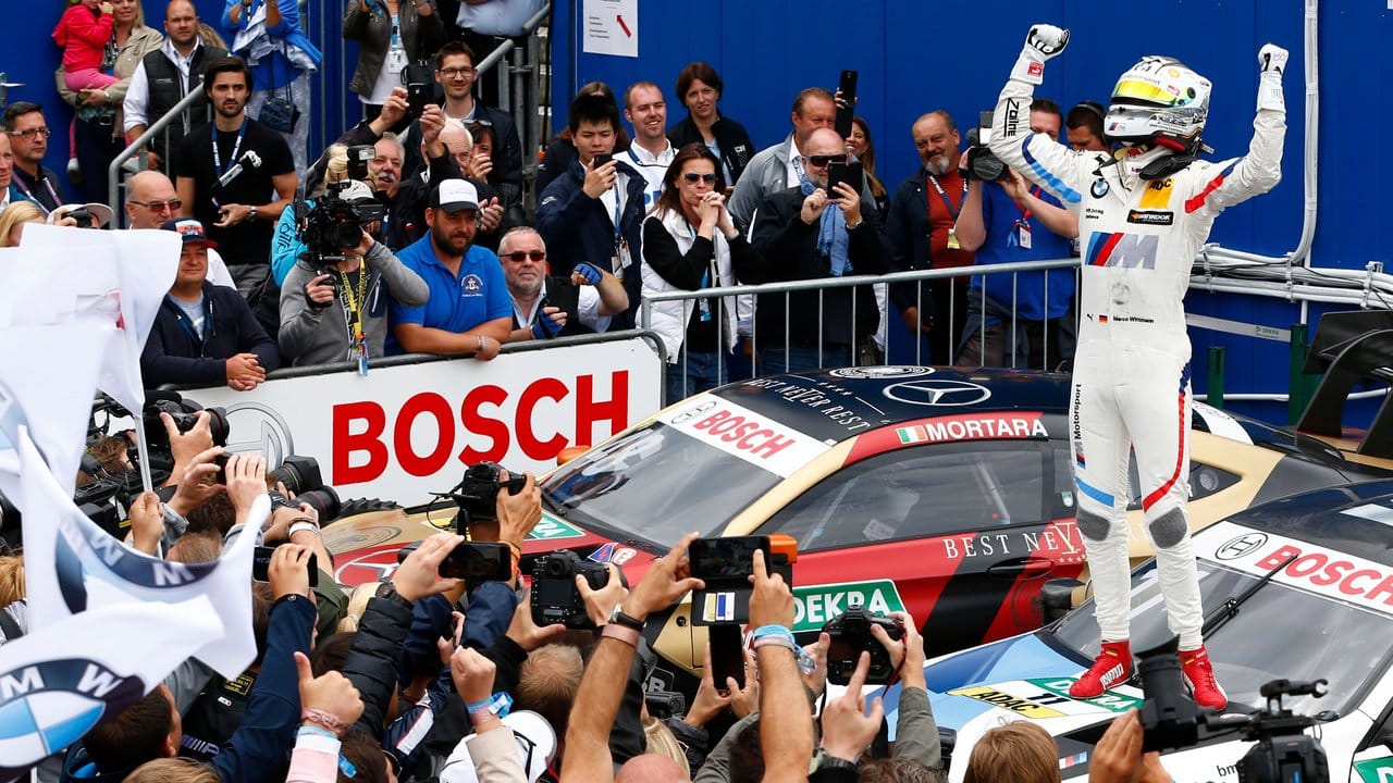 BMW-Pilot Marco Wittmann (r) lässt sich als Sieger feiern.